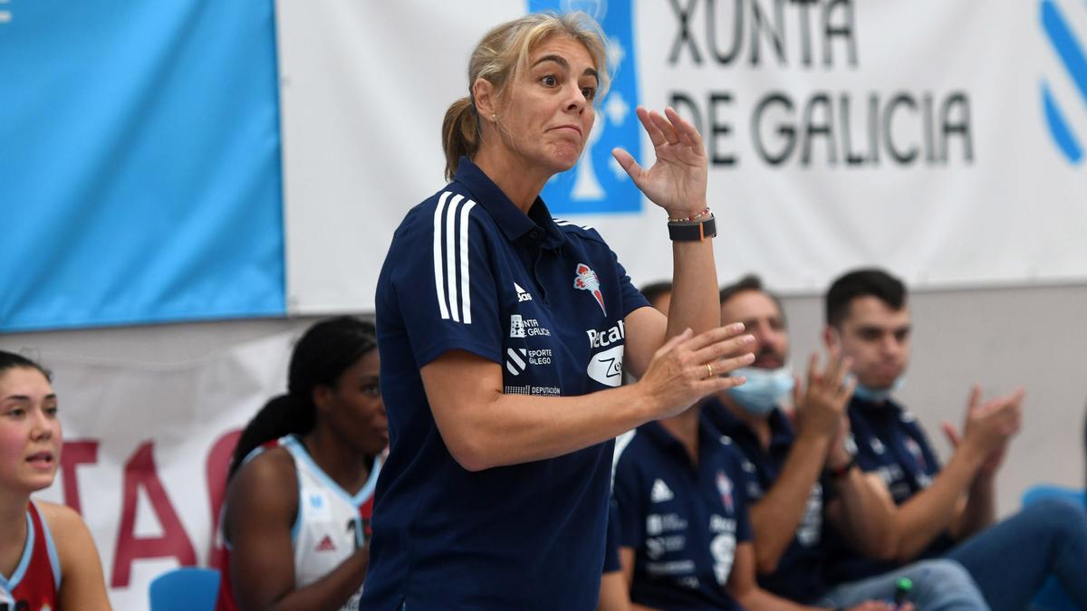 La entrenadora del Celta Zorka Recalvi, Cristina Cantero.