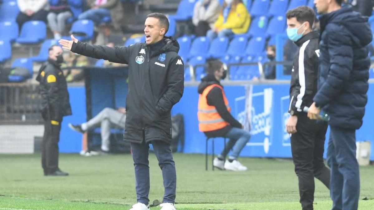 Jiménez, en el centro, da instrucciones ayer en Riazor. |  // CARLOS PARDELLAS