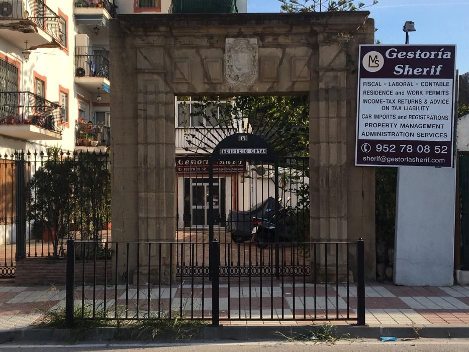 La portada del XVIII de la antigua casa señorial y luego convento de calle Beatas, hoy entrada a una urbanización de San Pedro de Alcántara.