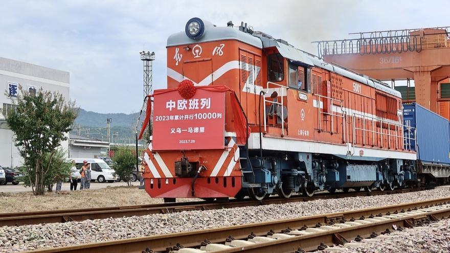 El tren de carga China-Europa con destino a Madrid partió de la ciudad china de Yiwu marca el viaje número 10.000 de este tipo de trenes.