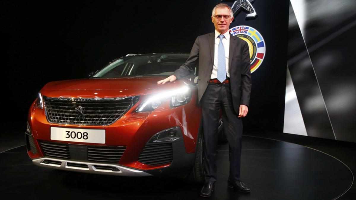 Carlos Tavares, CEO del Grupo PSA con el Peugeot 3008.