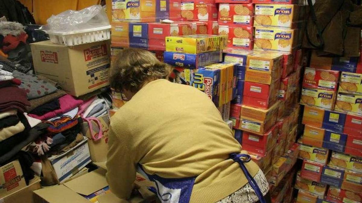 Una mujer ordenando los productos para repartirlos entre la gente más necesitada.