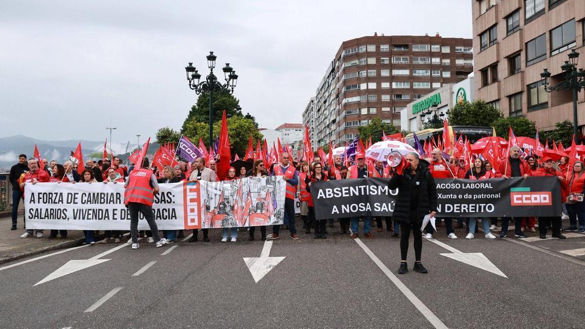 Concentración de CC OO frente a la CEP, en Vigo, este martes.