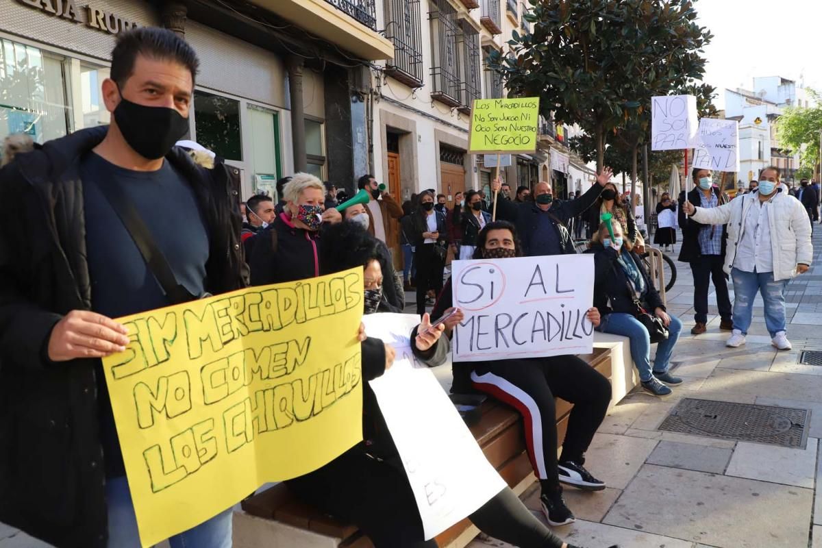 El comercio ambulante protesta ante el Ayuntamiento por el cierre de los mercadillos