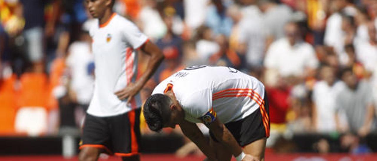 Enzo Pérez y Santos se lamentan tras un gol del Atlético.