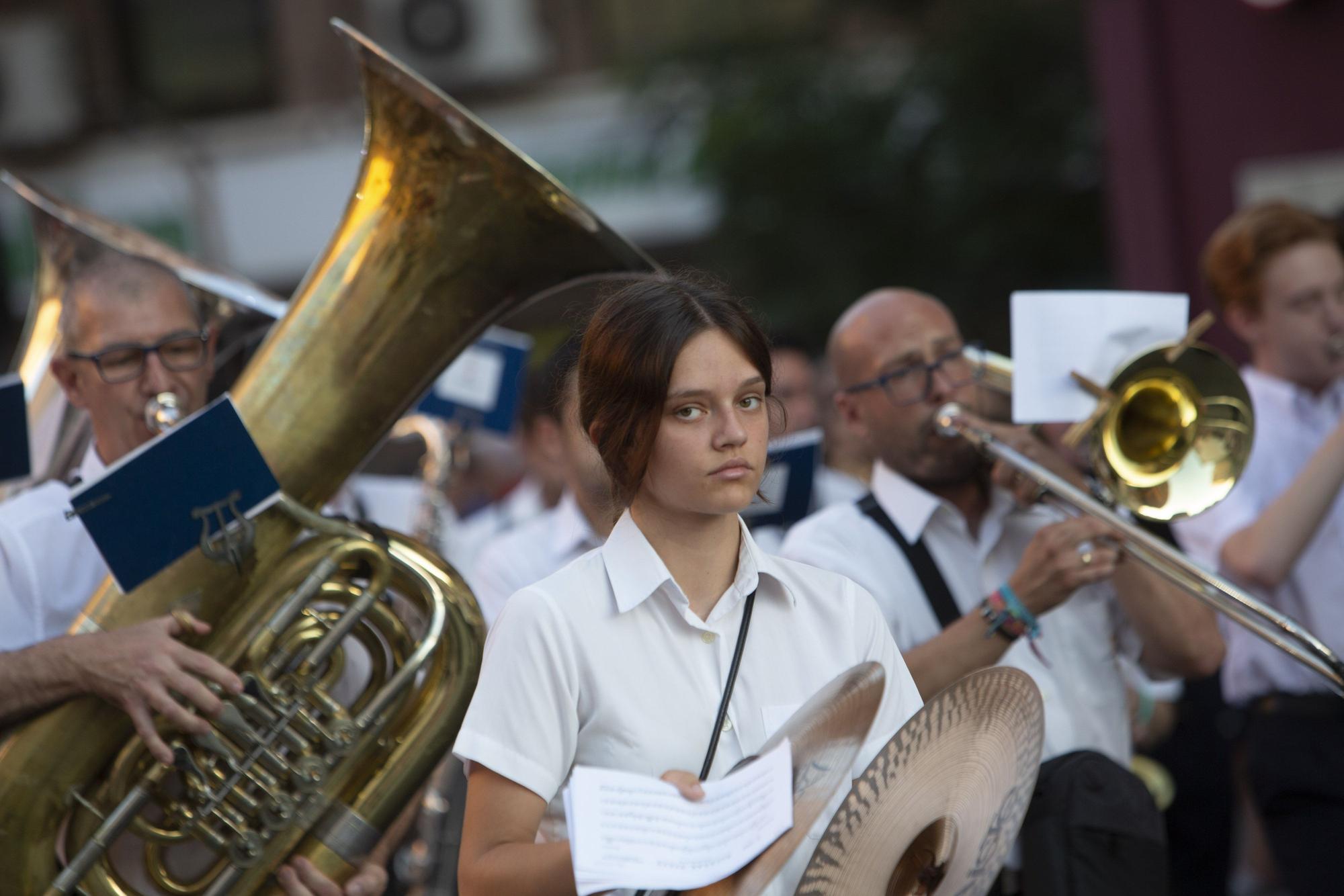 Arrancan las Fiestas de los Moros Y Cristianos de San Blas con la entrada de bandas y el Homenaje a los festeros fallecidos