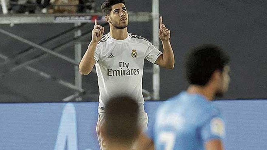 Marco Asensio celebra su gol al Valencia.