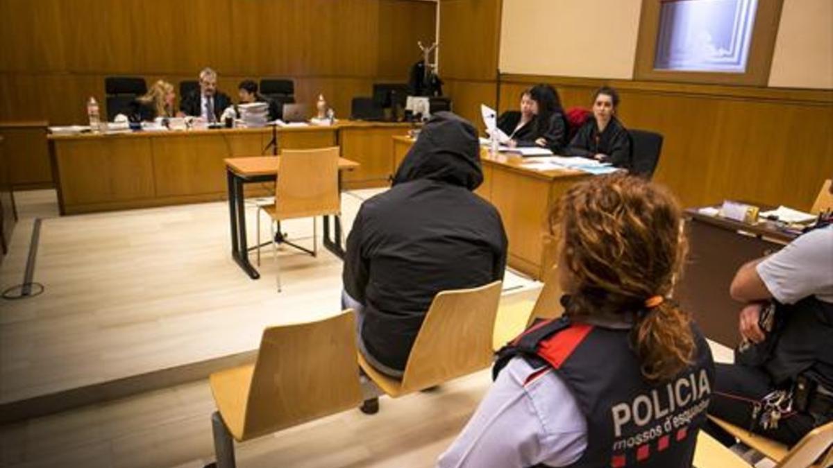 Con capucha 8Francisco Javier Corbacho, sentado en el banquillo durante la sesión del juicio celebrada ayer en la Audiencia de Barcelona.