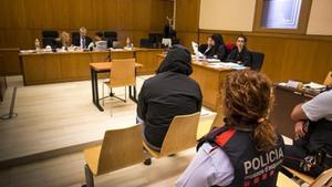Con capucha 8Francisco Javier Corbacho, sentado en el banquillo durante la sesión del juicio celebrada ayer en la Audiencia de Barcelona.