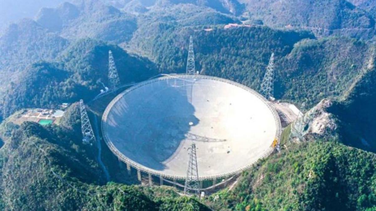 El radiotelescopio FAST Sky Eye de China detecta una intrigante señal espacial.