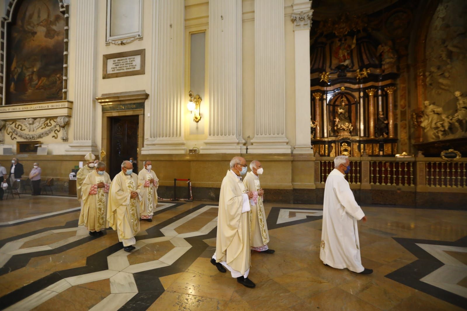 La Basílica del Pilar celebra el Corpus Christi con una misa y una pequeña procesión en las naves laterales