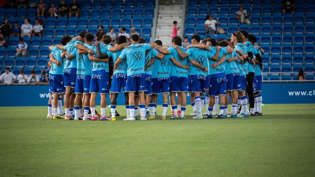 Jugadores del CD Tenerife en el último partido jugado en el Heliodoro, el amistoso con el Getafe.