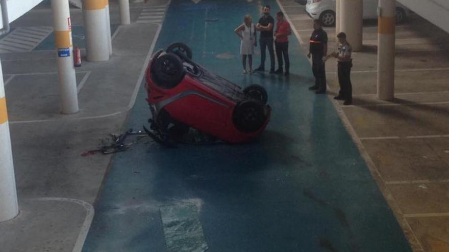 Cae un coche en el párking del hospital de Son Espases