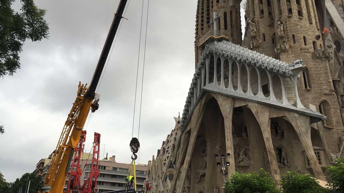 Instalación de la Creu Gloriosa en el pórtico de la Passió de la Sagrada Familia.