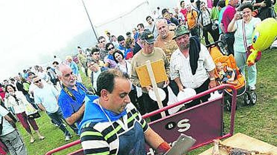 Uno de los asadores despieza un cordero para repartirlo.