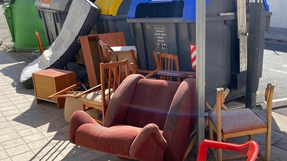 Muebles en la calle a plena luz del día en Torrent
