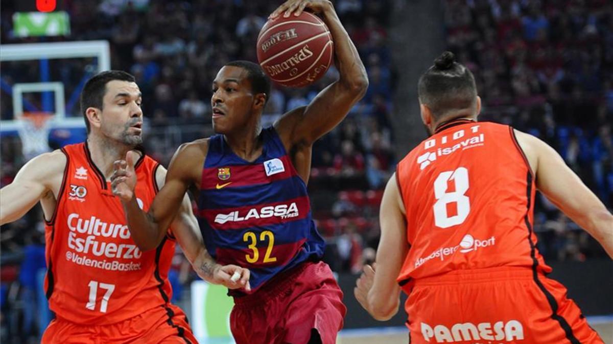 Renfroe intentando penetrar ante Valencia BC