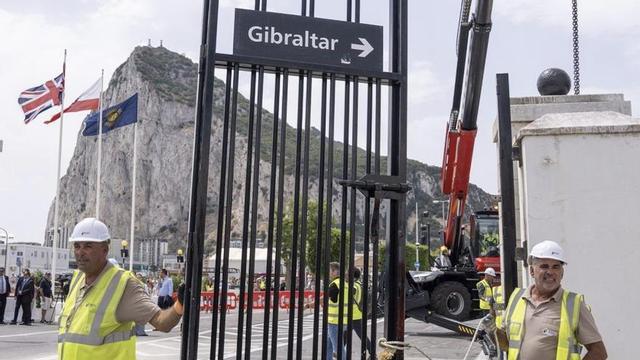 Acte de demolició del reixat de La Línea de la Concepción, ahir.
