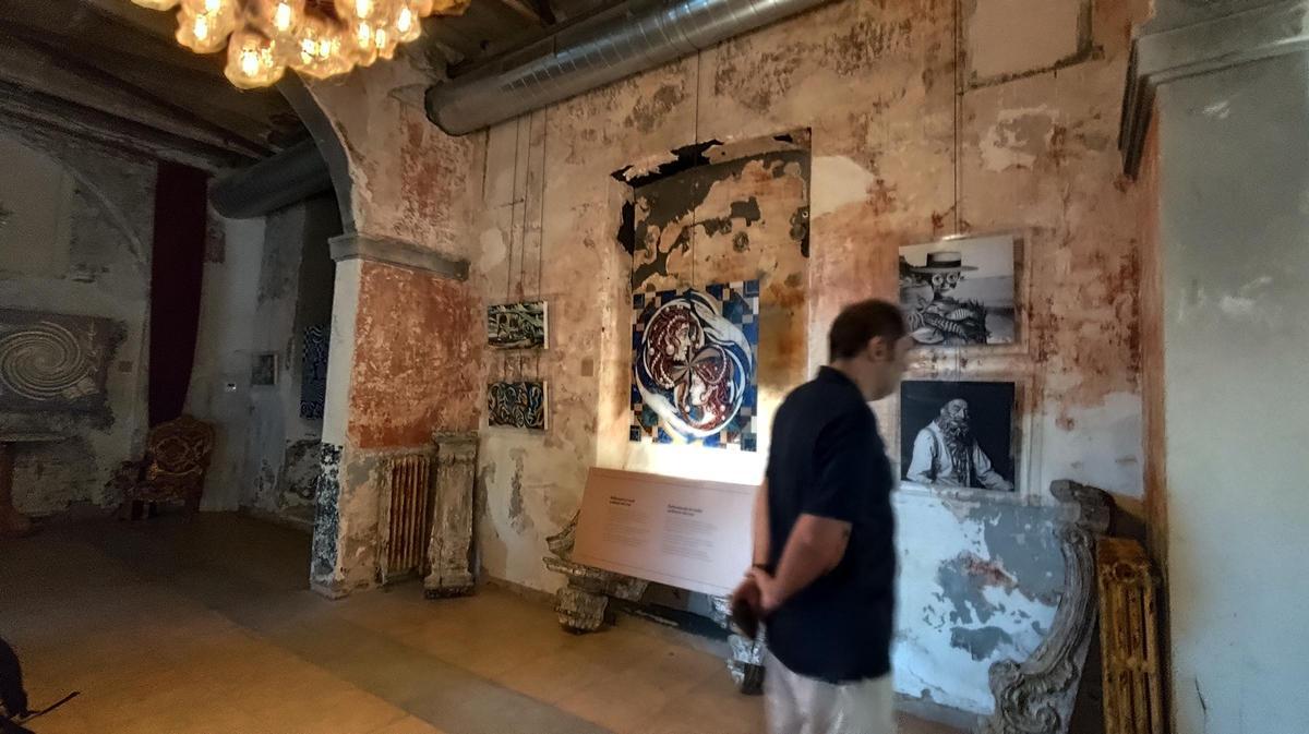 L'exposició es va instal·lar en una sala del Molí que manté un aspecte decadent amb aires industrials.