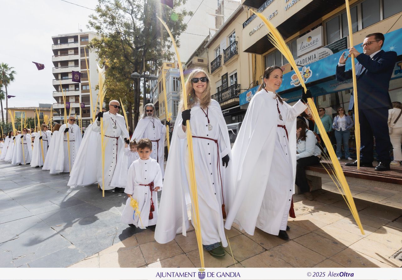 Espectacular y multitudinaria procesión del Domingo de Ramos en Gandia