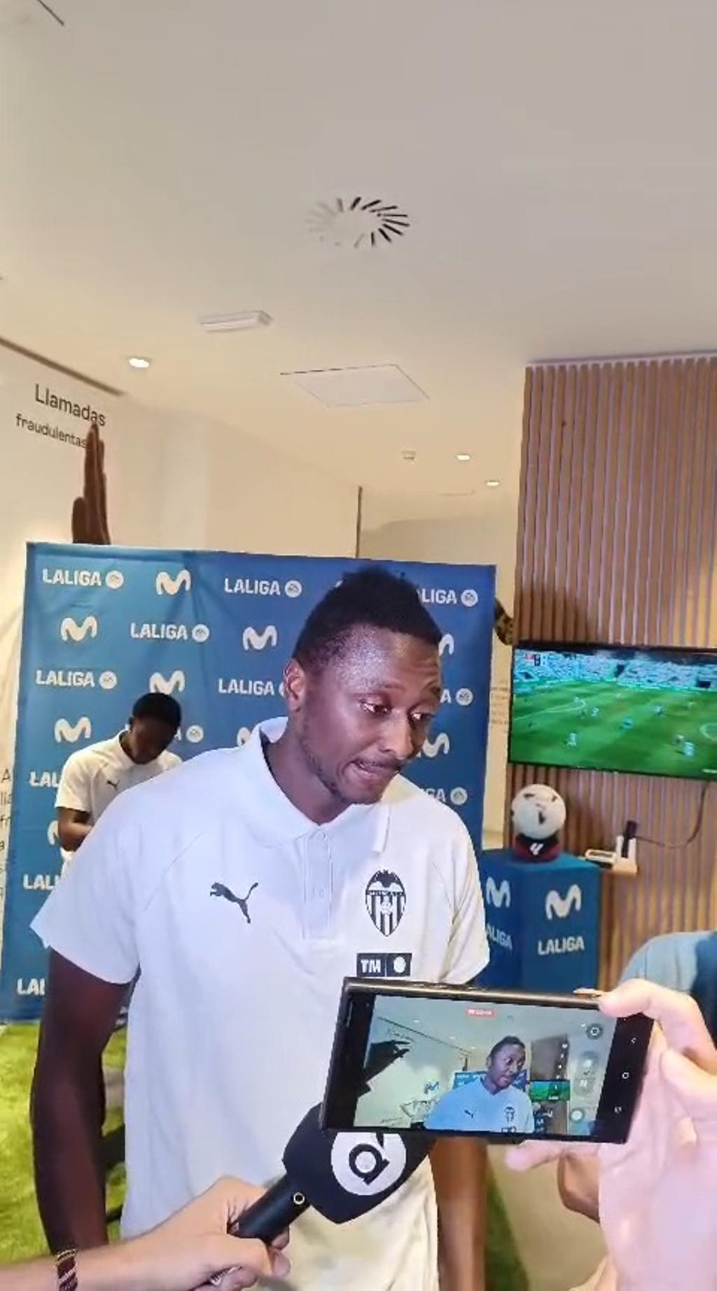 Umar Sadiq hablando en la firma de autógrafos a los aficionados del Valencia CF