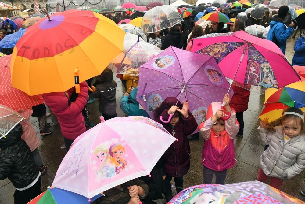 La plaza de María Pita acoge una concentración con paraguas de colores para celebrar y visibiizar la efeméride.