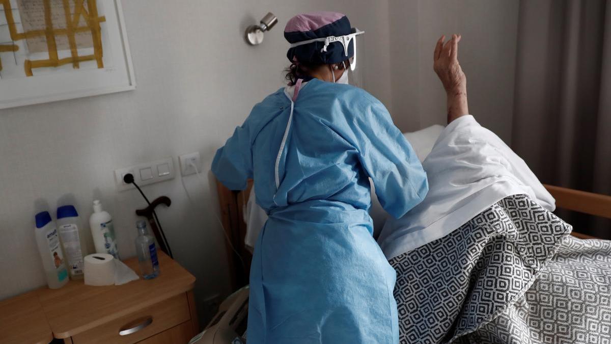 Trabajador de una residencia madrileña.