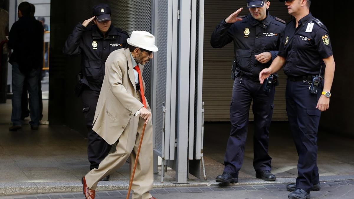 El magistrado Alfonso Guevara, saliendo de la Audiencia Nacional el 1 de octubre de 2014.