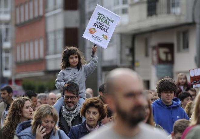 Centares de personas se movilizan en A Estrada y Vila de Cruces para reclamar mejoras en Educación