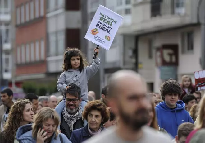 Centenares de personas se movilizan en A Estrada y Vila de Cruces para reclamar mejoras en EducaciĂłn