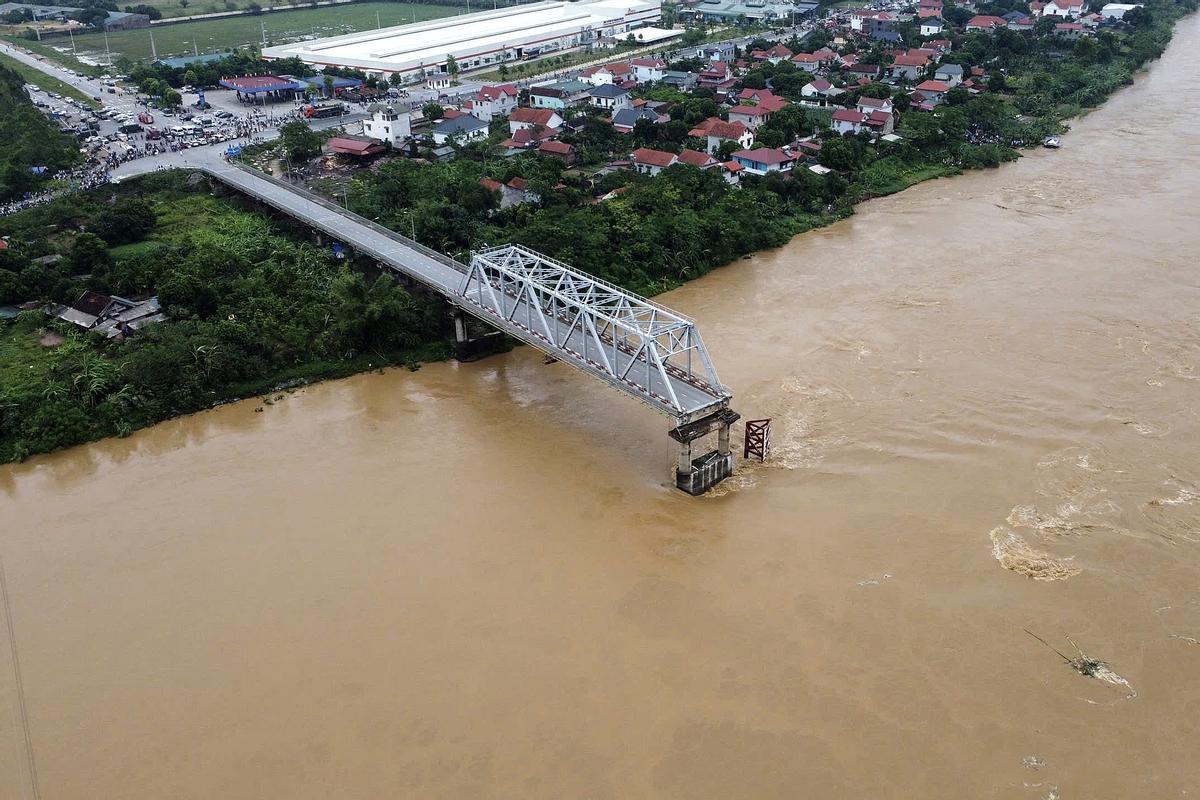 Un puente se desploma en Vietnam y deja al menos 13 desaparecidos