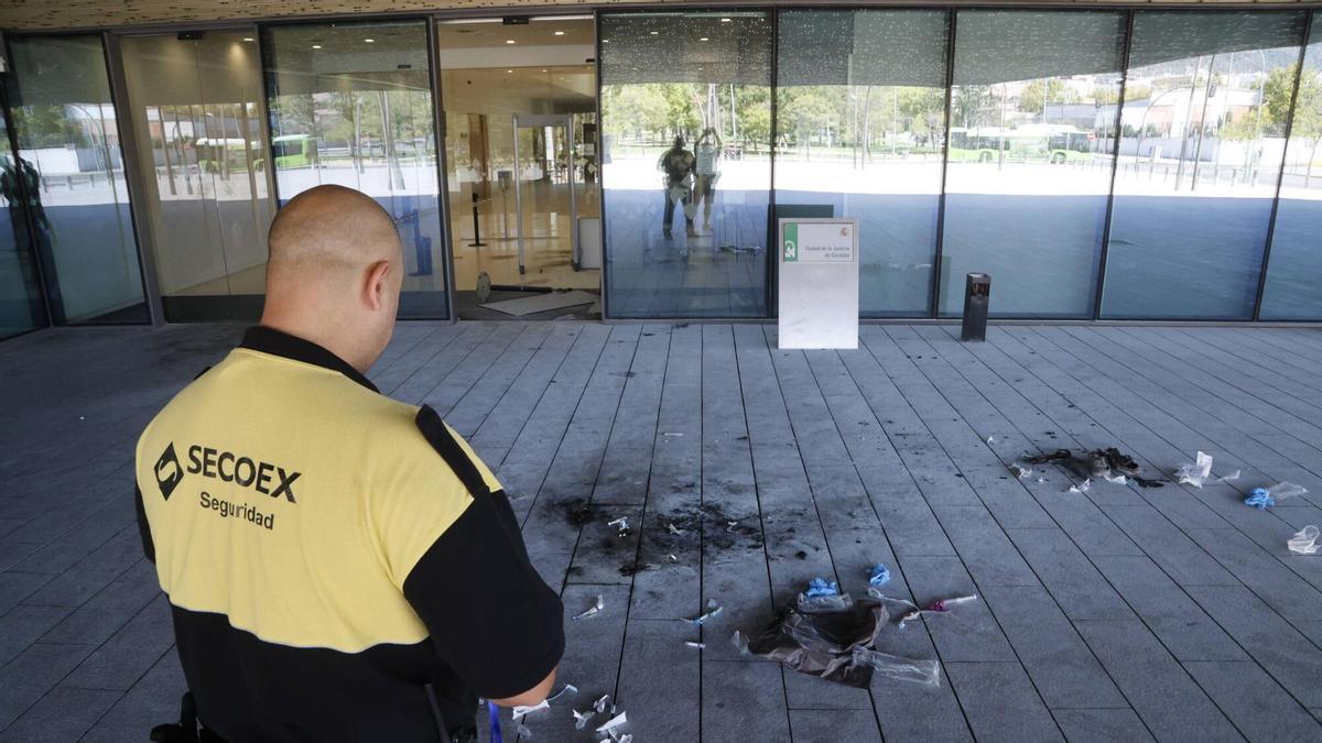 BONZO CÓRDOBA | Un hombre muere tras prenderse fuego ante la Ciudad de la Justicia de Córdoba después de intentar acceder por la fuerza