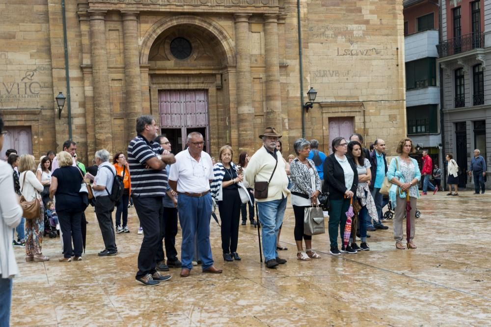 Minuto de silencio en el Ayuntamiento de Oviedo por las víctimas de la violencia machista