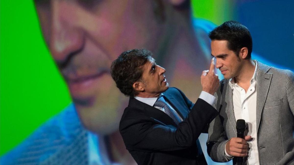 Alberto Contador y Pedro Delgado, durante la presentación de la Vuelta 2018