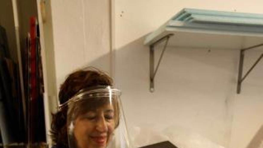 Dar la cara contra el virus: un empresario en cuarentena dirige a su madre para hacer máscaras 3D
