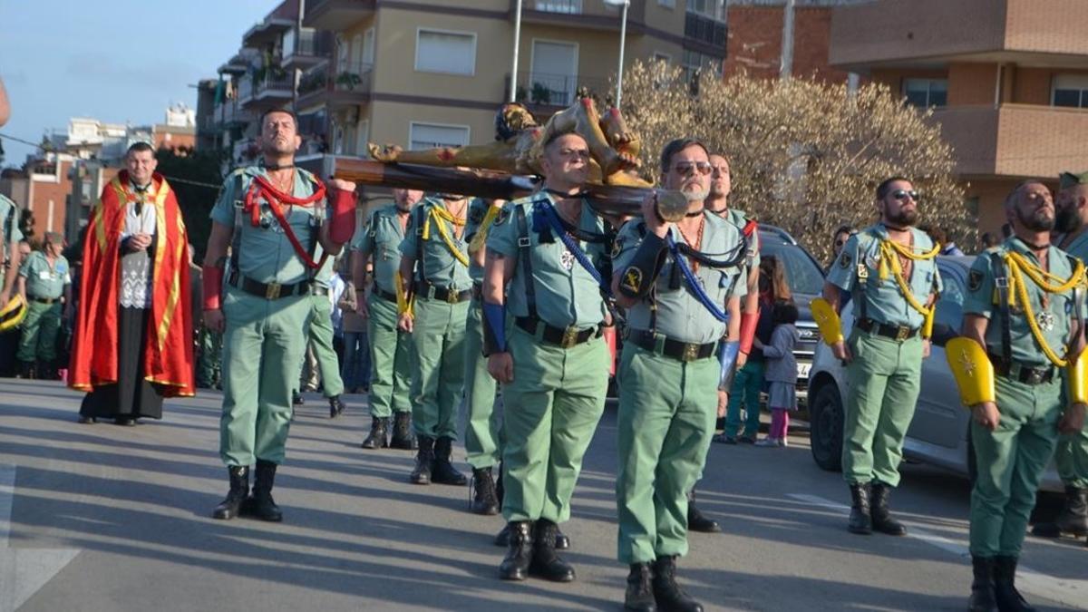 Legionarios llevan al Cristo de la buena muerte por las calles de L'Hospitalet durante la procesión del año pasado.