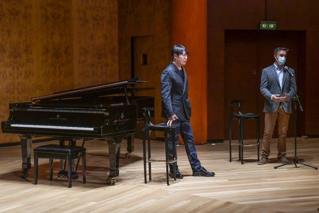 El pianista Lang Lang mantiene un encuentro con estudiantes de música en Gran Canaria