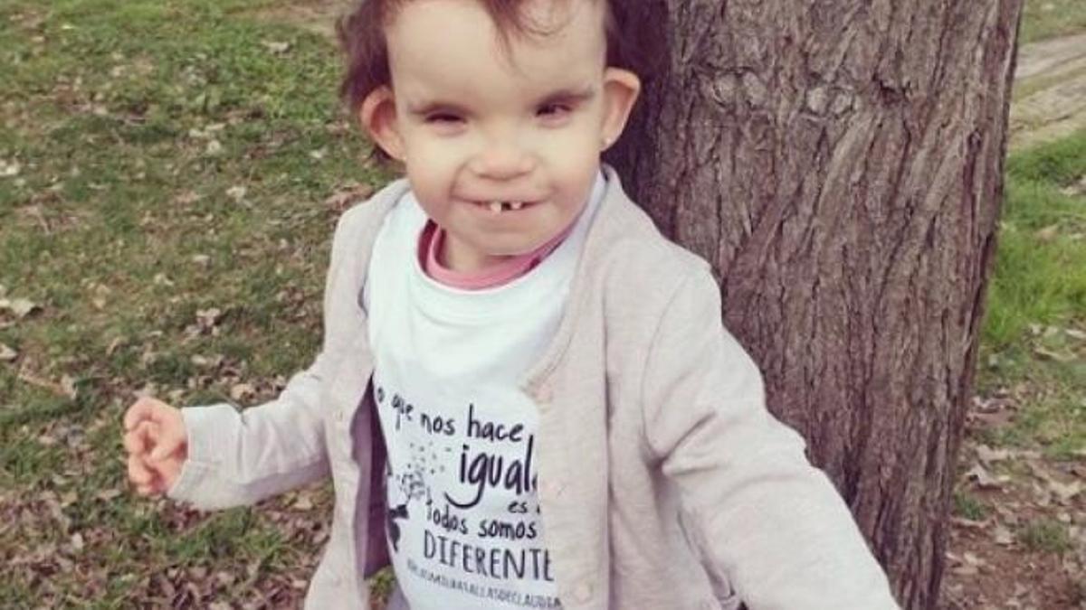 Claudia, con una de las camisetas que venden sus padres para recaudar fondos para la investigación