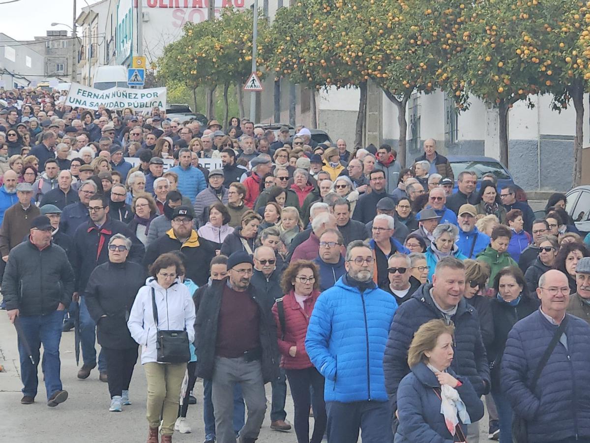 Más de 3.000 personas marchan en Montilla en defensa de la sanidad pública.