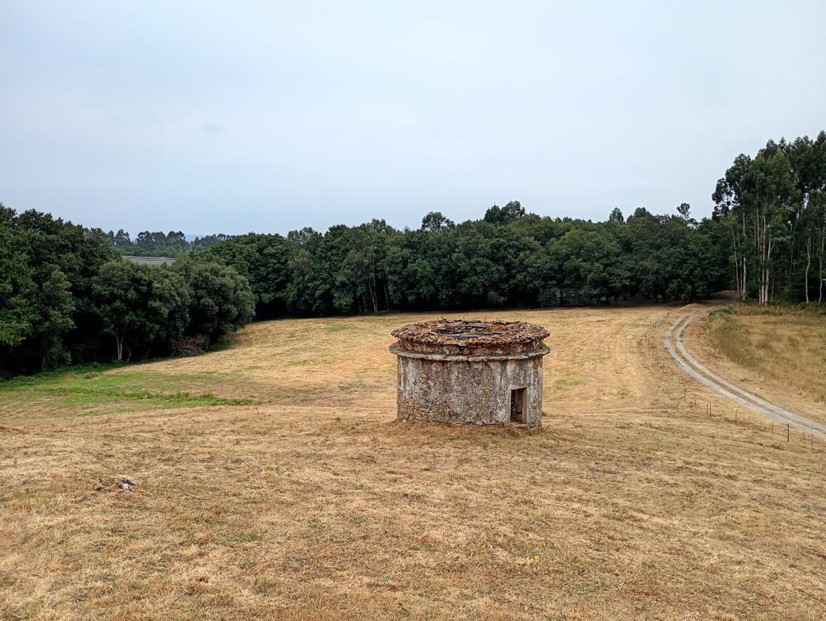 Pombal nunha leira.