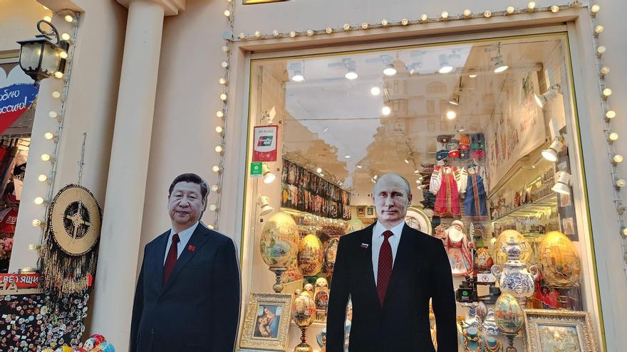 Las figuras de Vladimir Putin y Xi Jinping en una céntrica calle de Moscú