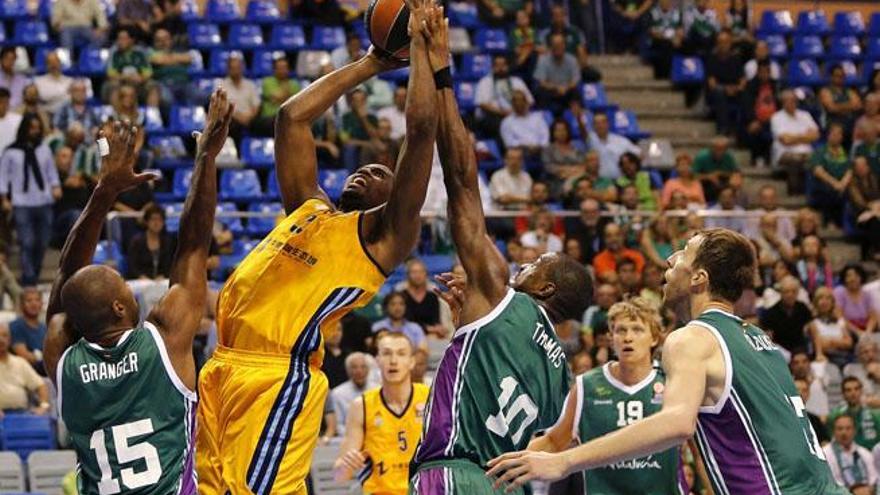 El ala pívot estadounidense del Alba Berlín Jamel Mclean intenta encestar ante los jugadores del Unicaja, el base uruguayo Jayson Granger y el ala-pívot georgiano Will Thomas.