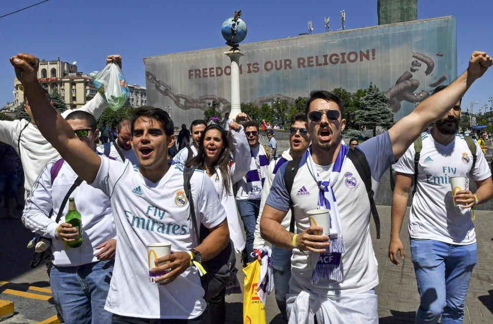 Las aficiones de Real Madrid y Liverpool llenan Kiev de color