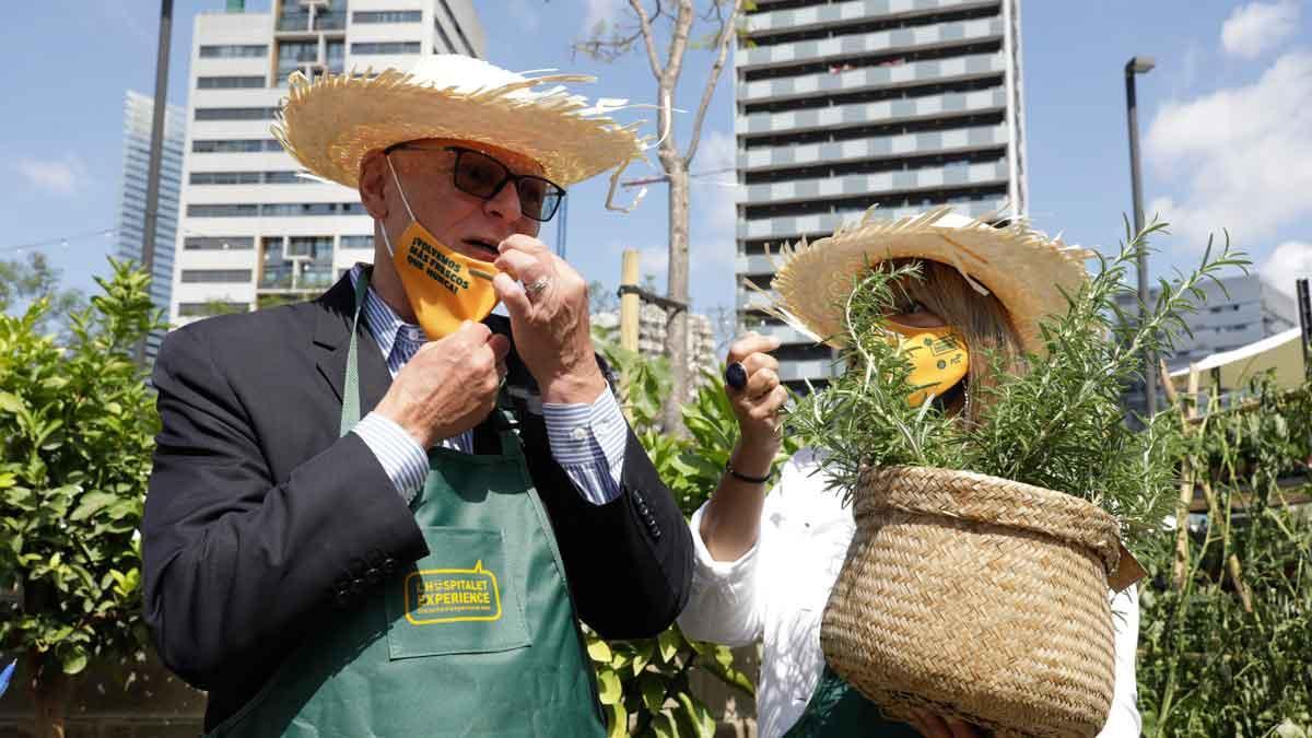 John Hoffman: Cualquier mejora en el transporte sería muy positiva para el Mobile. En la foto, Hoffman y la alcaldesa de L’Hospitlet, Núria Marín, en la presentación de las actividades de promoción cultural, gastronómica y tecnológica de L’Hospitalet en el marco del Mobile World Congress 2021.