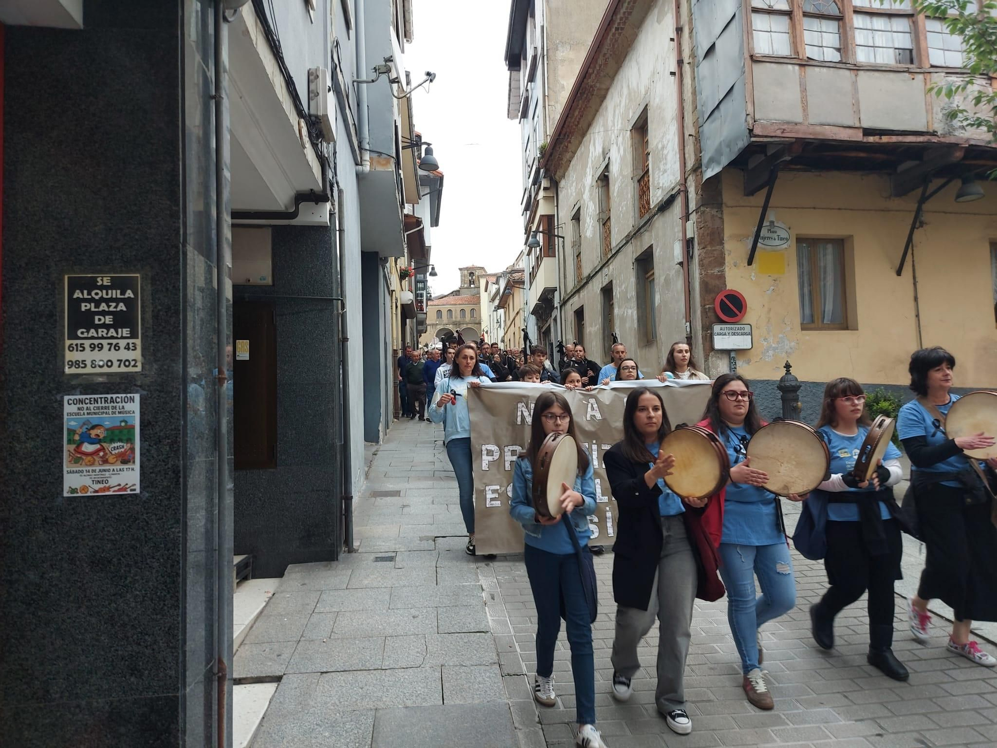 En imágenes: Así fue la manifestación contra el cierre de la Escuela de Música de Tineo