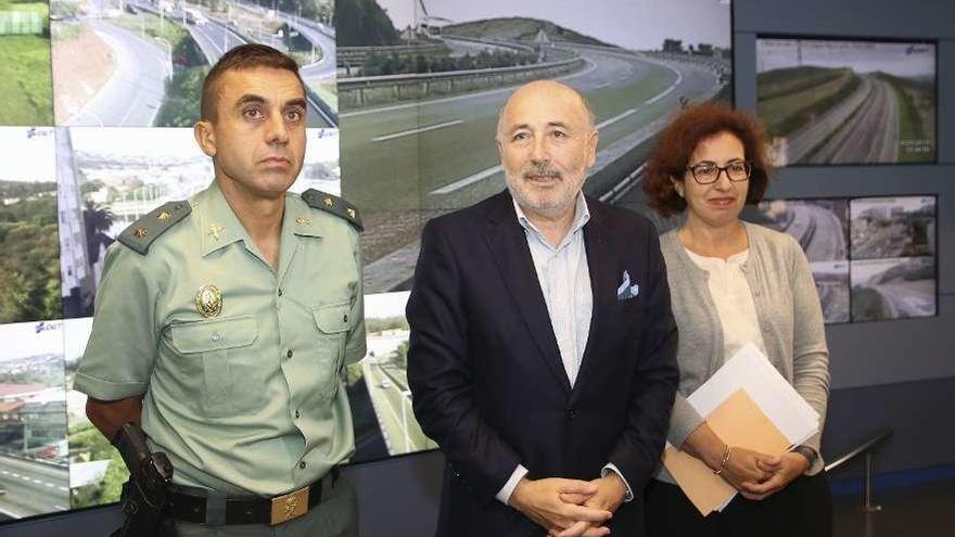 Losada junto a la coordinadora de la DGT en Galicia y el jefe del Sector de Tráfico de la Guardia Civil.