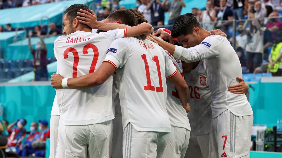 Los jugadores de España celebran su gol contra Suiza