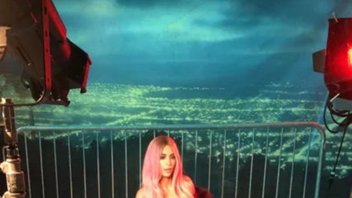 Kim Kardashian en una sesión de fotos con peluca rosa