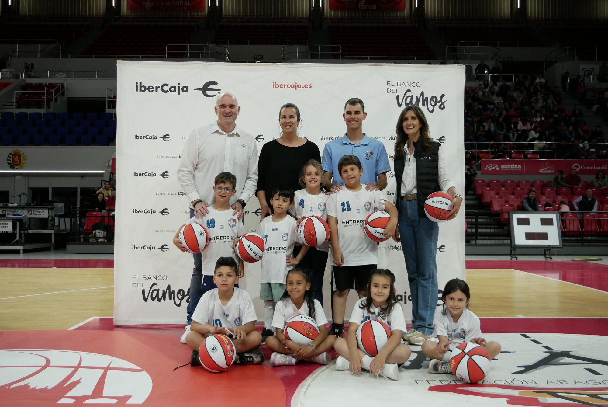 EN IMÁGENES | Reparto de balones de "Liga de Escuelas Ibercaja" en el Príncipe Felipe