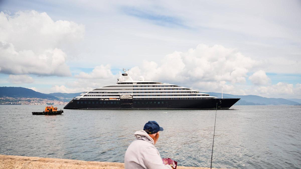 El ultra lujoso crucero de expedición «Scenic Eclipse», esta mañana en Vigo.